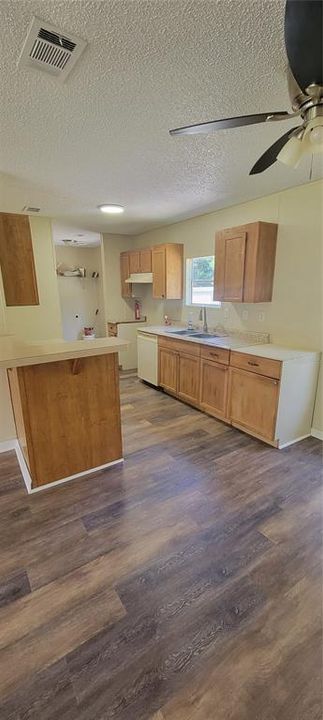 Active With Contract: $159,900 (3 beds, 2 baths, 1080 Square Feet)