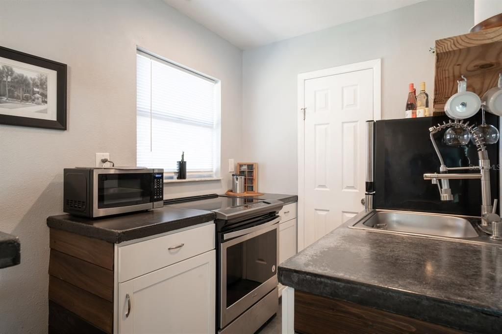 Active With Contract: $1,400 (0 beds, 1 baths, 400 Square Feet)