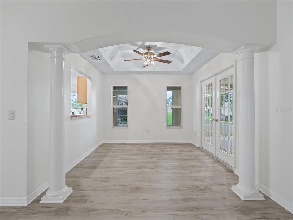 Dining room with tray ceiling