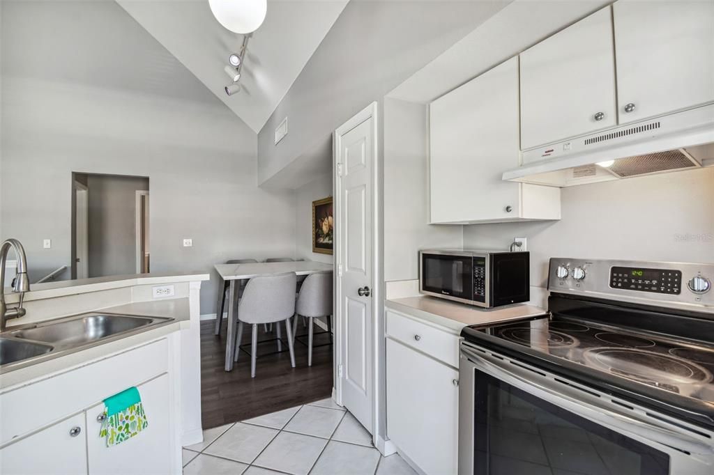 For Sale: $280,000 (2 beds, 2 baths, 1168 Square Feet)