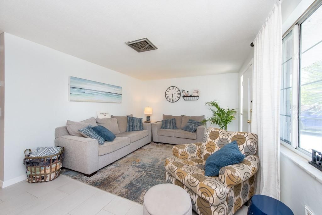Active With Contract: $250,000 (2 beds, 2 baths, 1128 Square Feet)
