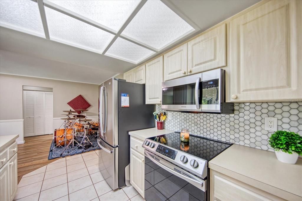 Perfectly located kitchen between the dining room & separate breakfast nook or entertaining space open to the family room~