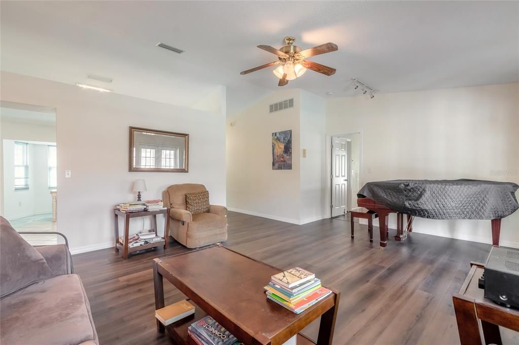 For Sale: $344,900 (3 beds, 2 baths, 1506 Square Feet)