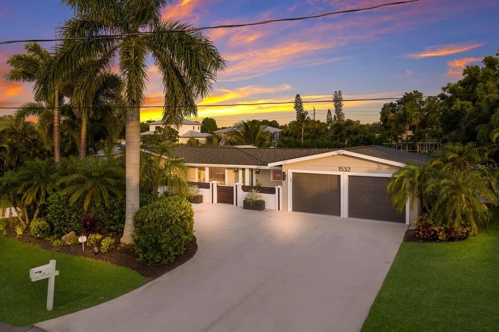 For Sale: $1,925,000 (3 beds, 2 baths, 2370 Square Feet)