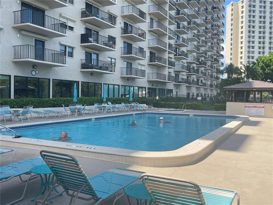 Active With Contract: $1,900 (2 beds, 2 baths, 1055 Square Feet)