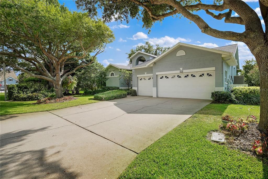 For Sale: $890,000 (3 beds, 2 baths, 2352 Square Feet)