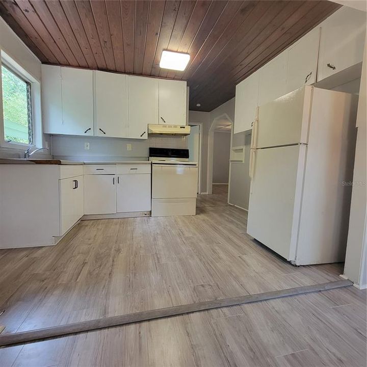 For Rent: $1,350 (2 beds, 1 baths, 700 Square Feet)