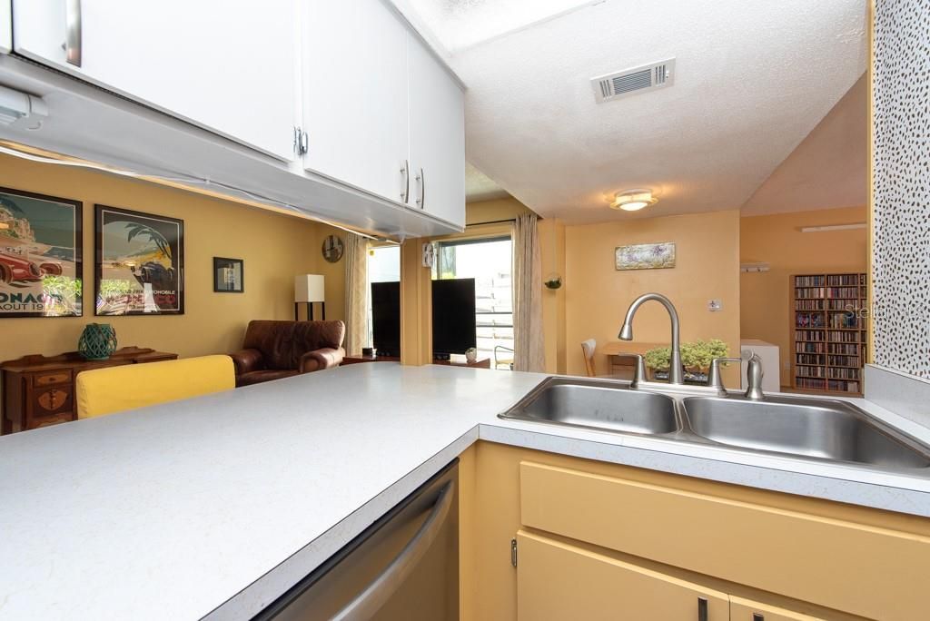 Active With Contract: $190,000 (3 beds, 2 baths, 1408 Square Feet)