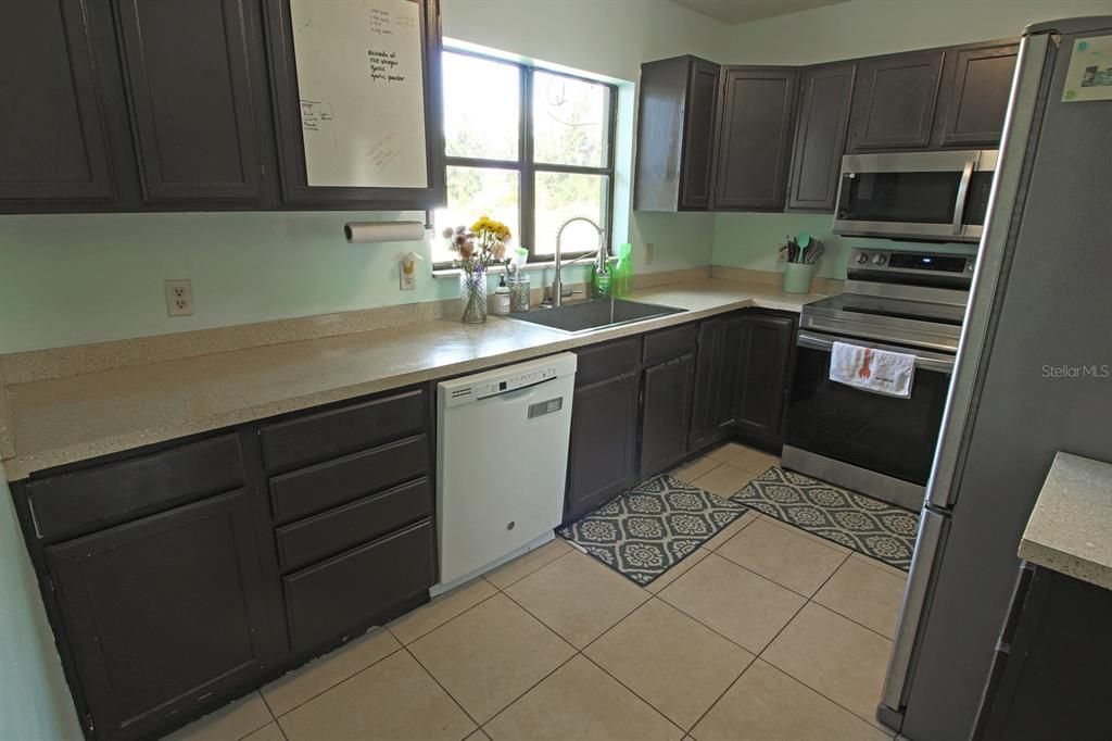 For Sale: $239,900 (3 beds, 3 baths, 1152 Square Feet)