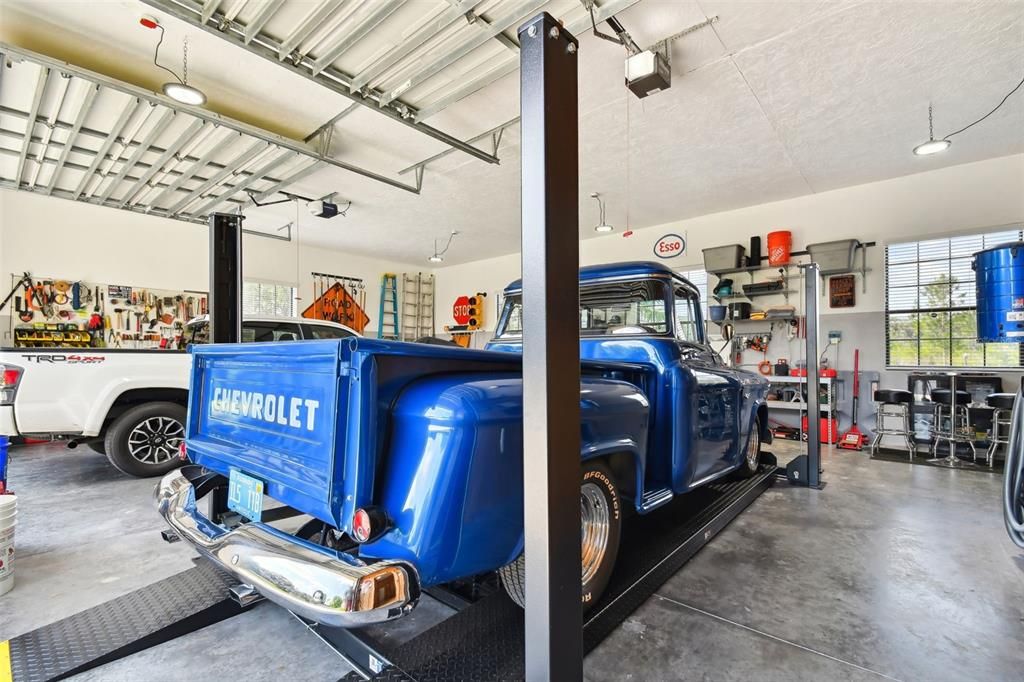 1200 sq ft garage with lift