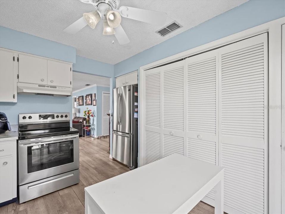 Active With Contract: $132,500 (2 beds, 2 baths, 1144 Square Feet)