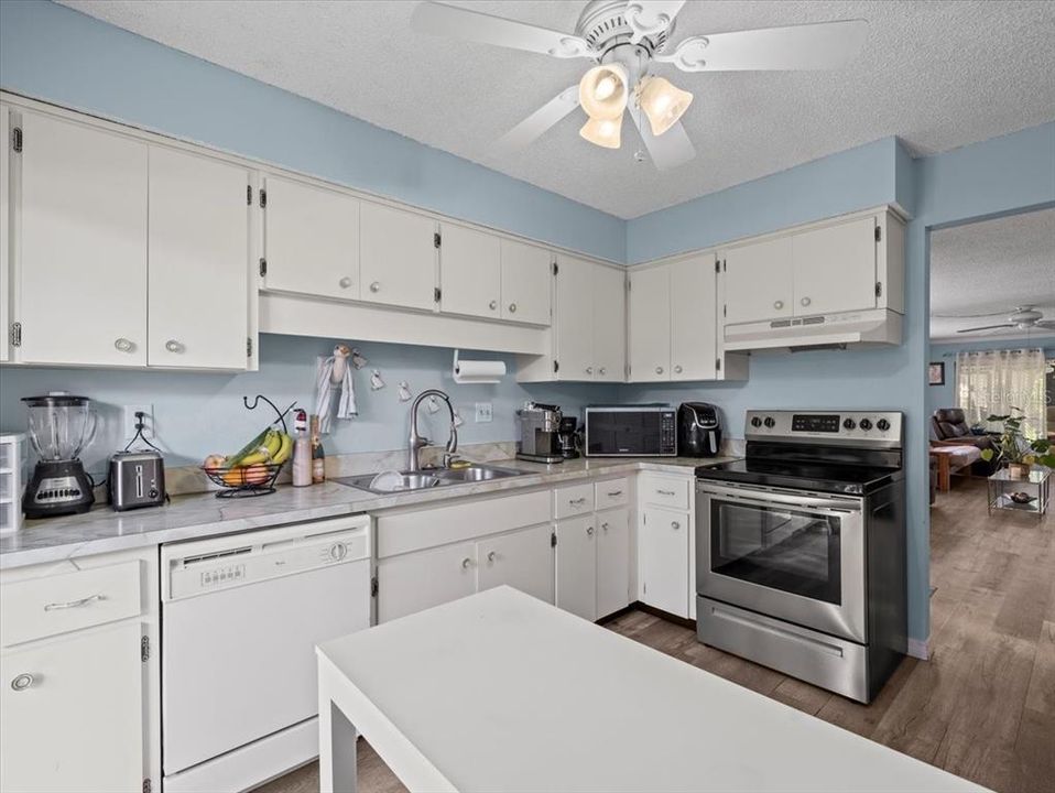 Active With Contract: $132,500 (2 beds, 2 baths, 1144 Square Feet)