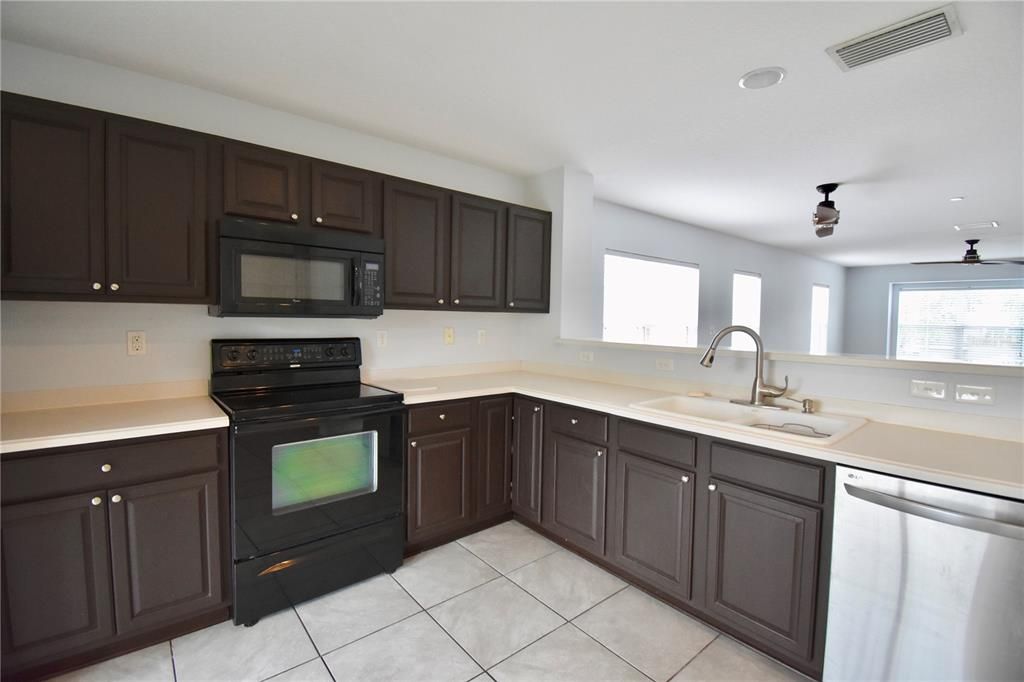 Active With Contract: $2,700 (3 beds, 2 baths, 1572 Square Feet)