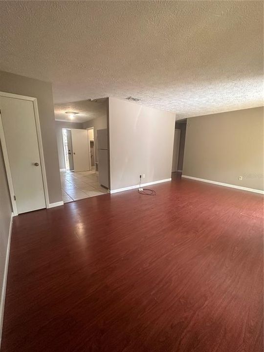 For Rent: $1,200 (2 beds, 1 baths, 812 Square Feet)