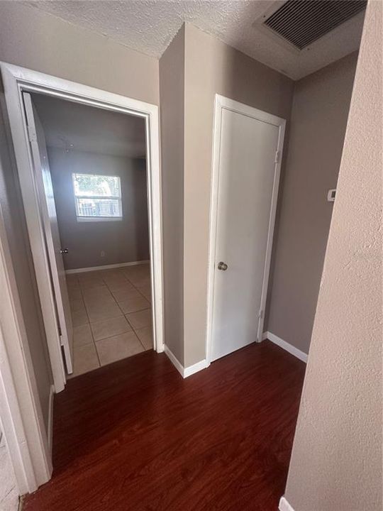 For Rent: $1,200 (2 beds, 1 baths, 812 Square Feet)