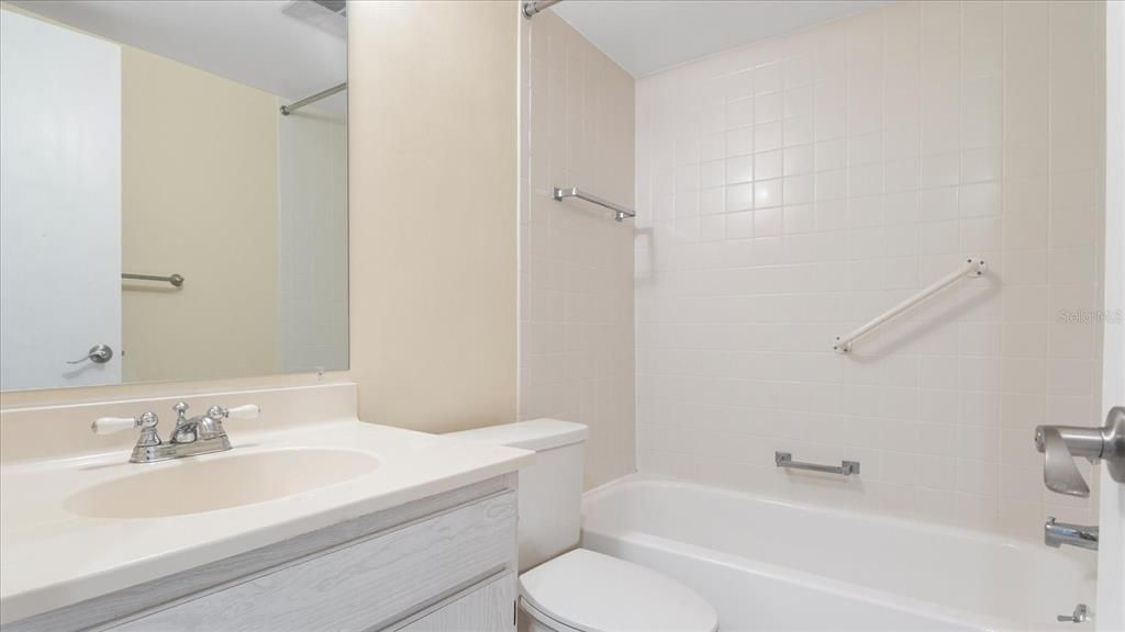 For Sale: $145,000 (2 beds, 2 baths, 921 Square Feet)