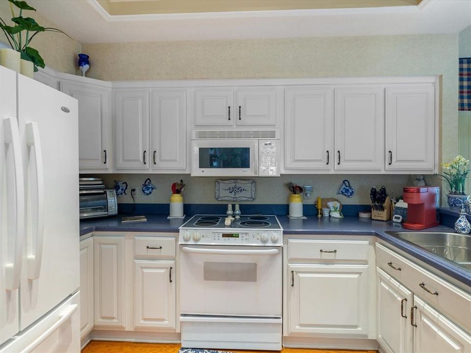 Large kitchen w/plenty of cabinets and counter space