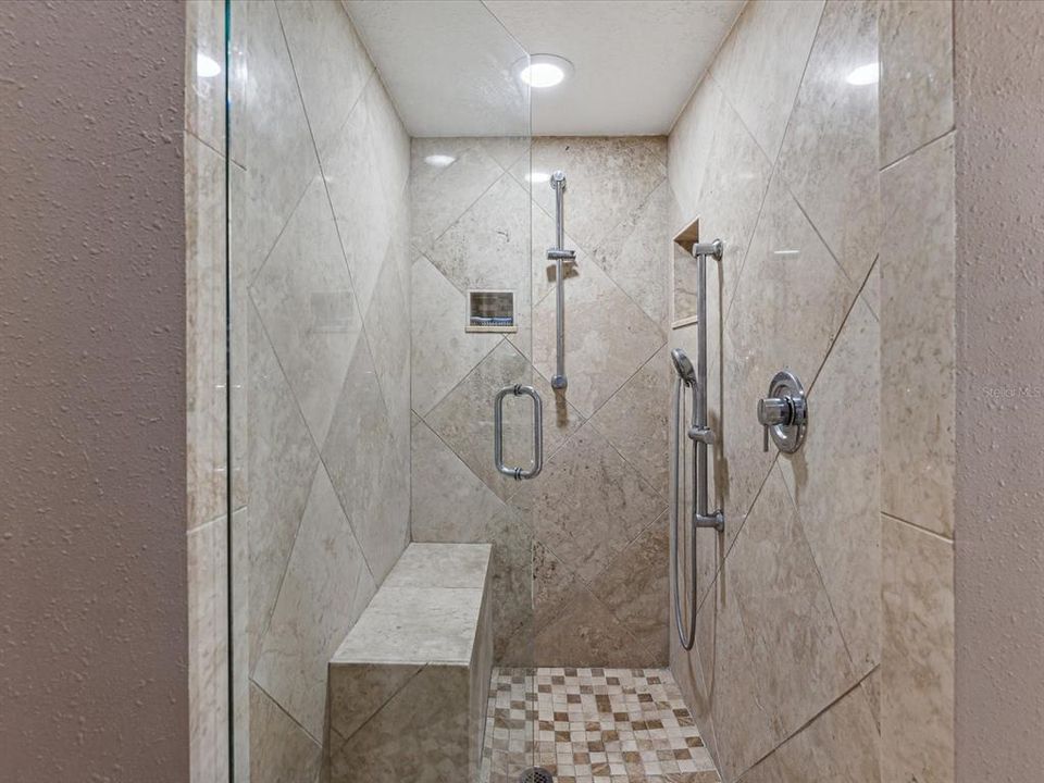 shower w/bench seat