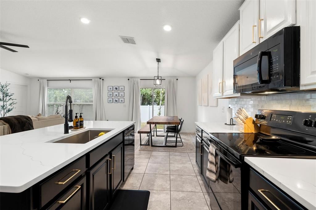 Active With Contract: $2,600 (4 beds, 2 baths, 1926 Square Feet)