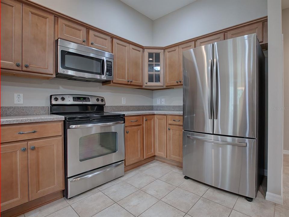 STAINLESS APPLIANCES WITH NEWER SAMSUNG BOTTOM FREEZER REFRIGERATOR AND SMOOTH TOP ELECTRIC STOVE!