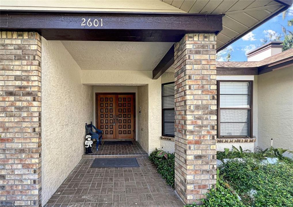 Welcome to 2601 Lakeview Way!