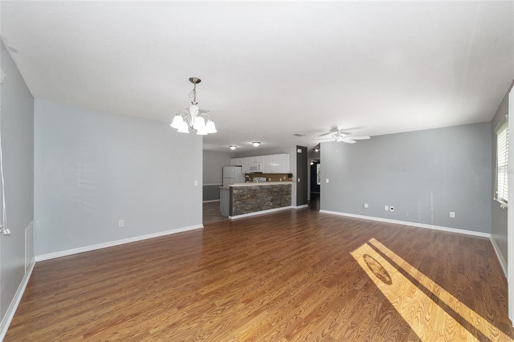 For Sale: $299,000 (2 beds, 2 baths, 1156 Square Feet)