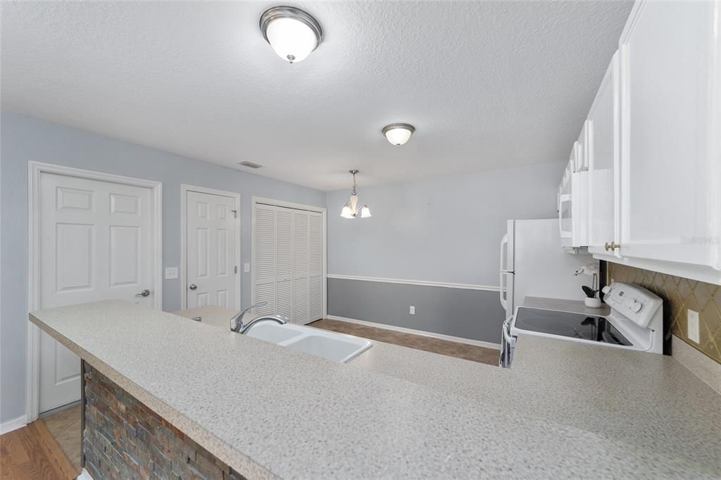 For Sale: $299,000 (2 beds, 2 baths, 1156 Square Feet)