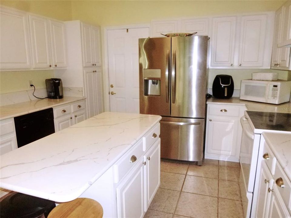 For Sale: $329,900 (2 beds, 2 baths, 1451 Square Feet)