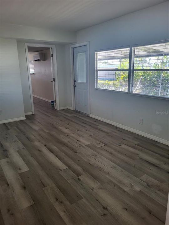 Active With Contract: $145,000 (2 beds, 1 baths, 732 Square Feet)