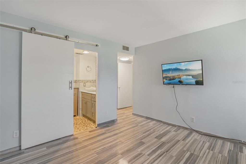 For Sale: $338,900 (2 beds, 2 baths, 888 Square Feet)