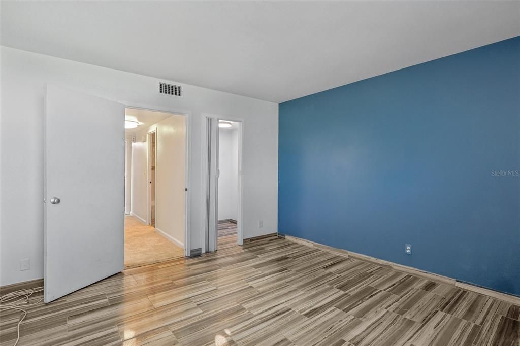 For Sale: $312,500 (2 beds, 2 baths, 888 Square Feet)