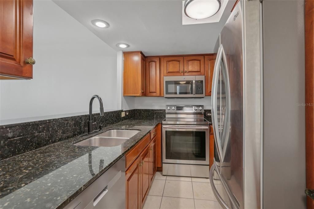 For Sale: $338,900 (2 beds, 2 baths, 888 Square Feet)