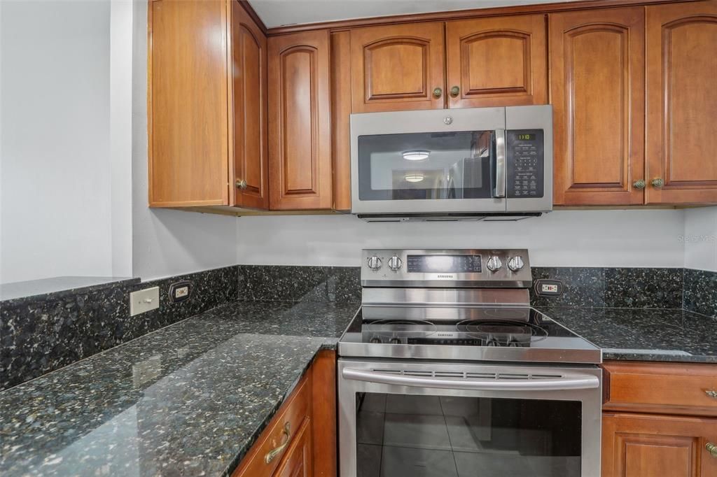 For Sale: $312,500 (2 beds, 2 baths, 888 Square Feet)