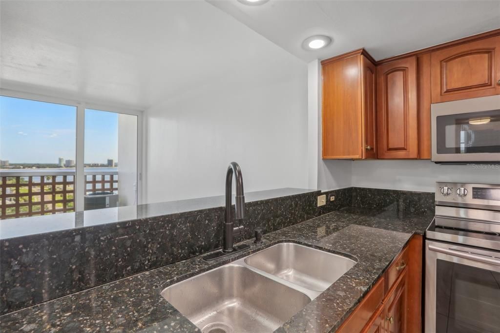 For Sale: $312,500 (2 beds, 2 baths, 888 Square Feet)