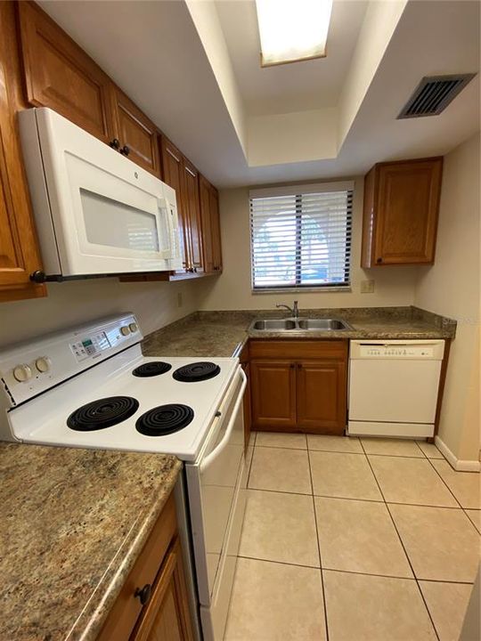 Active With Contract: $189,000 (2 beds, 1 baths, 967 Square Feet)