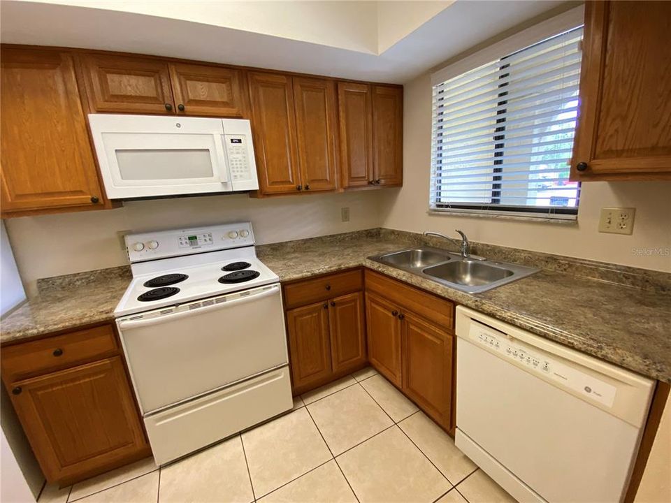 Active With Contract: $189,000 (2 beds, 1 baths, 967 Square Feet)