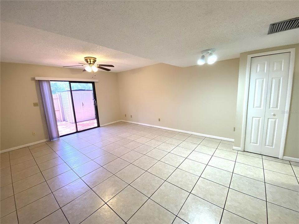 Active With Contract: $189,000 (2 beds, 1 baths, 967 Square Feet)