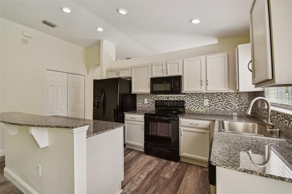 Active With Contract: $2,650 (4 beds, 2 baths, 1971 Square Feet)