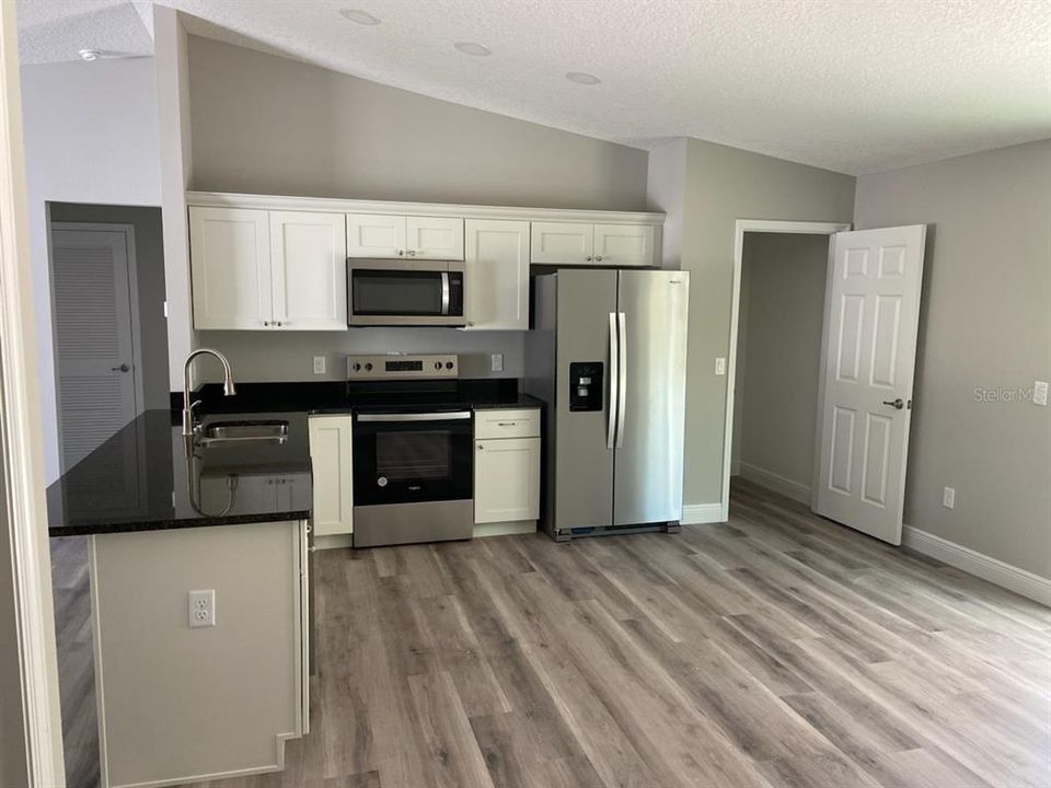 Active With Contract: $249,900 (3 beds, 2 baths, 1405 Square Feet)