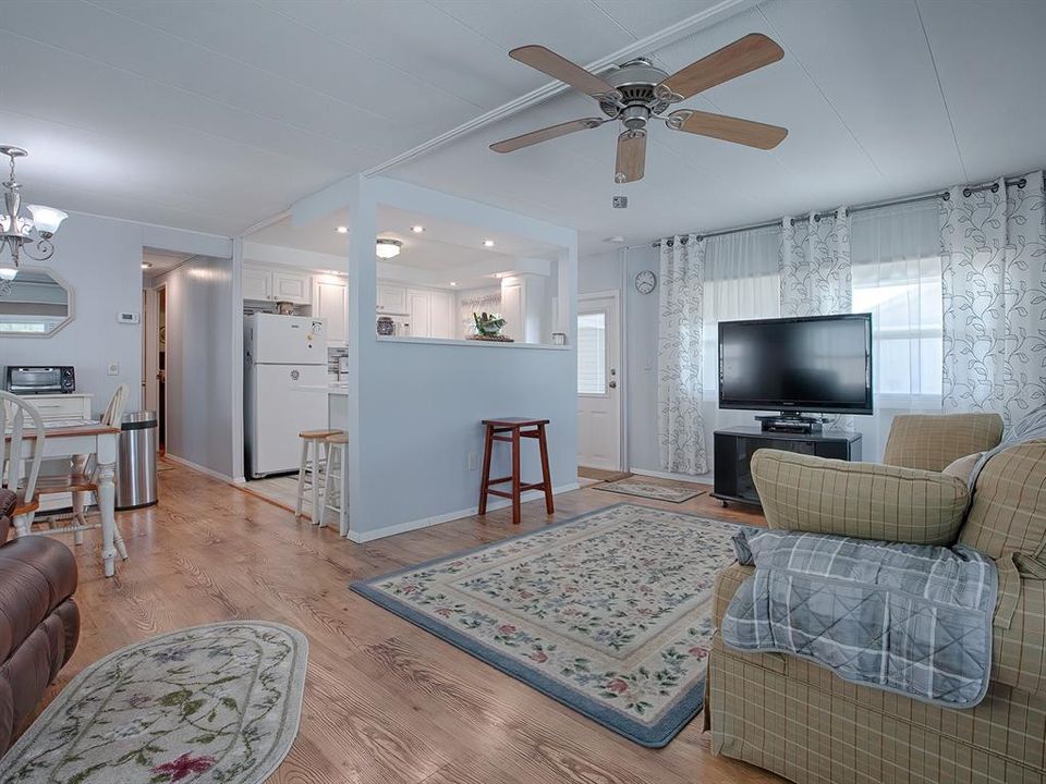 Active With Contract: $264,900 (2 beds, 2 baths, 1240 Square Feet)