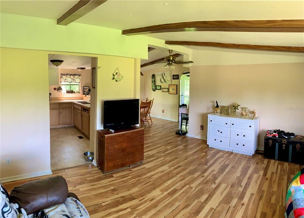 For Sale: $195,000 (3 beds, 2 baths, 1352 Square Feet)