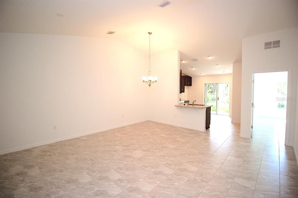 For Rent: $1,720 (3 beds, 2 baths, 1211 Square Feet)