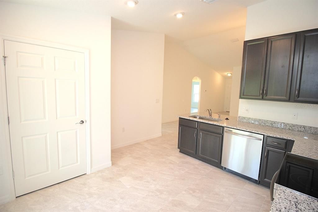 For Rent: $1,720 (3 beds, 2 baths, 1211 Square Feet)