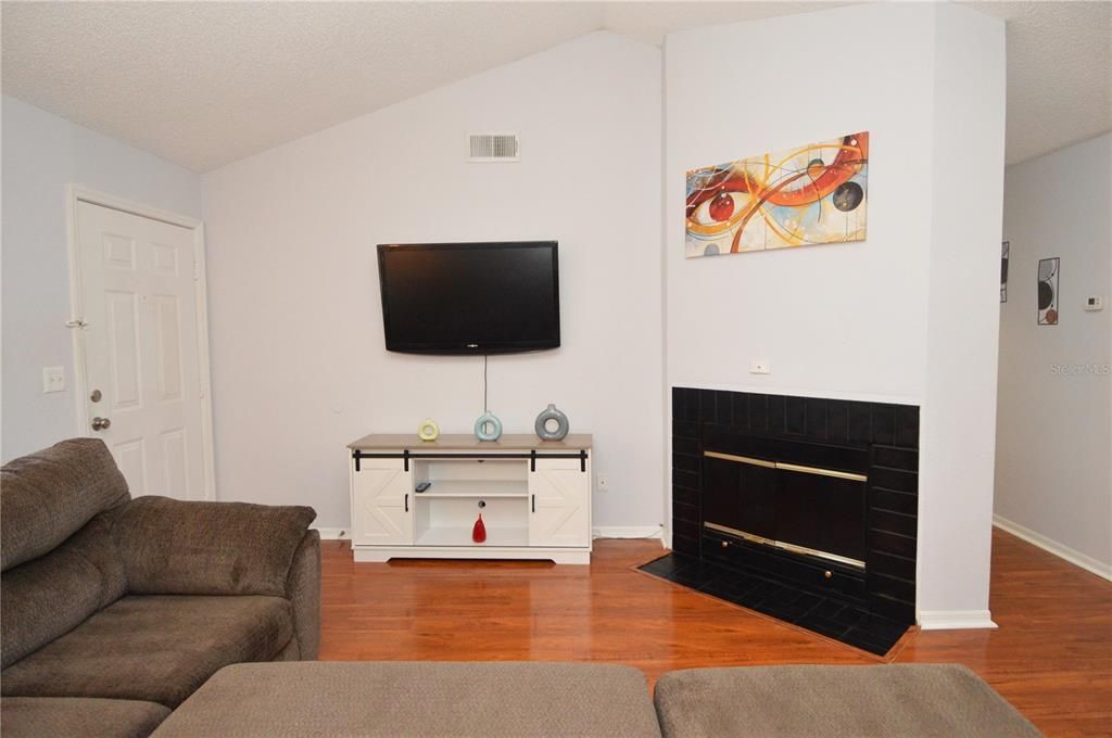 For Rent: $2,200 (2 beds, 2 baths, 1028 Square Feet)