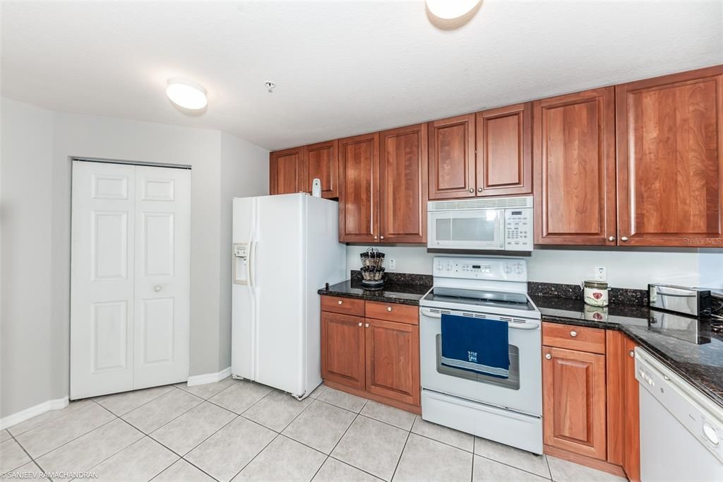 For Rent: $1,950 (2 beds, 2 baths, 1381 Square Feet)
