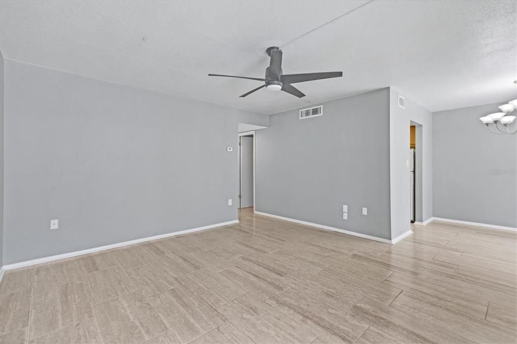 For Sale: $200,000 (2 beds, 1 baths, 783 Square Feet)