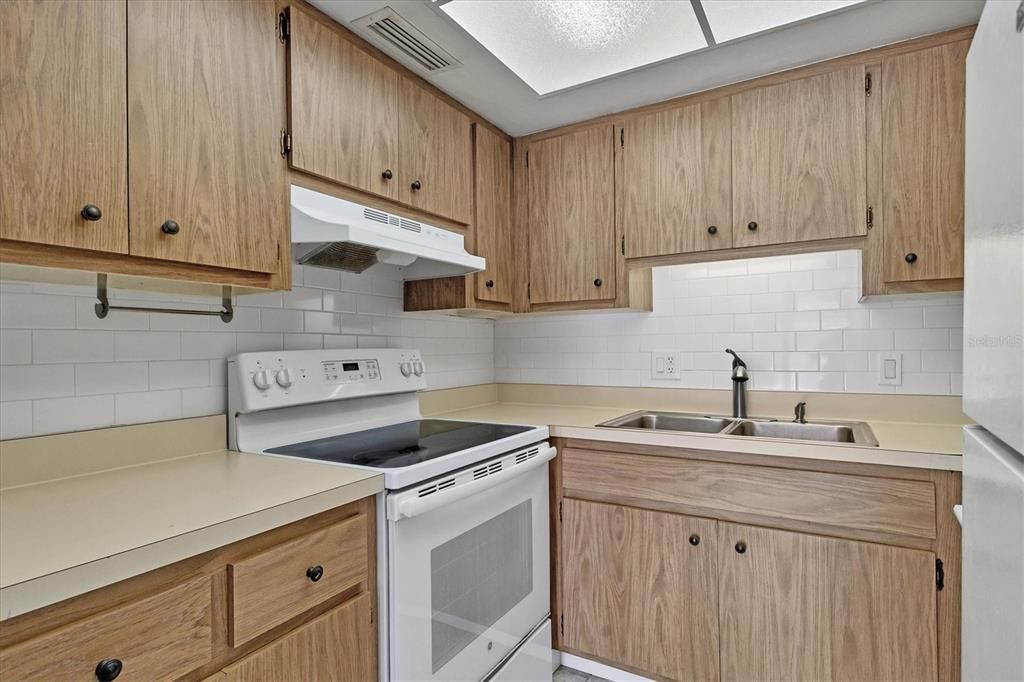 For Sale: $200,000 (2 beds, 1 baths, 783 Square Feet)