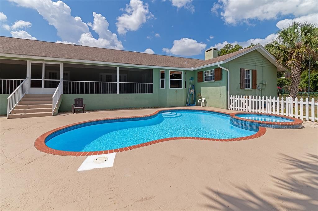 Pool/jacuzzi