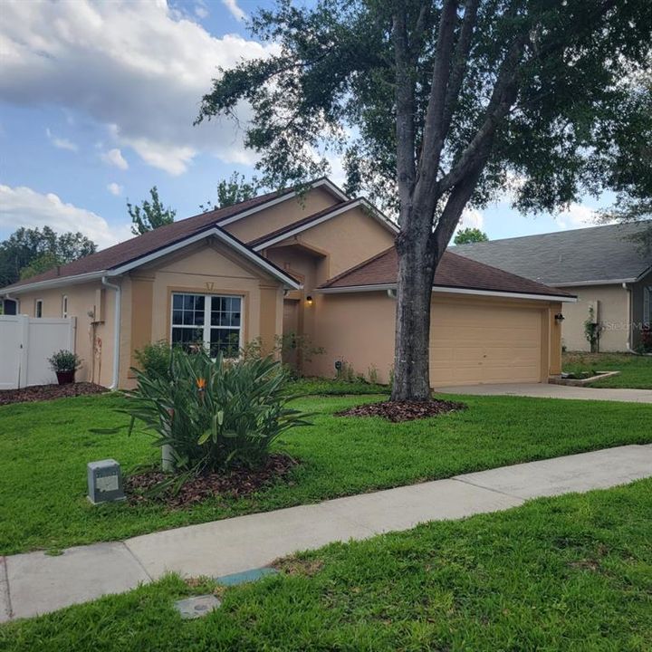 Active With Contract: $339,900 (3 beds, 2 baths, 1284 Square Feet)