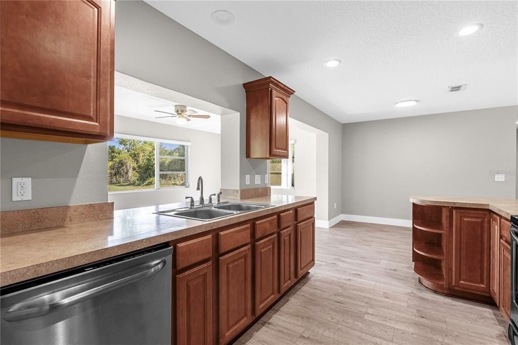 Active With Contract: $329,900 (3 beds, 2 baths, 1561 Square Feet)